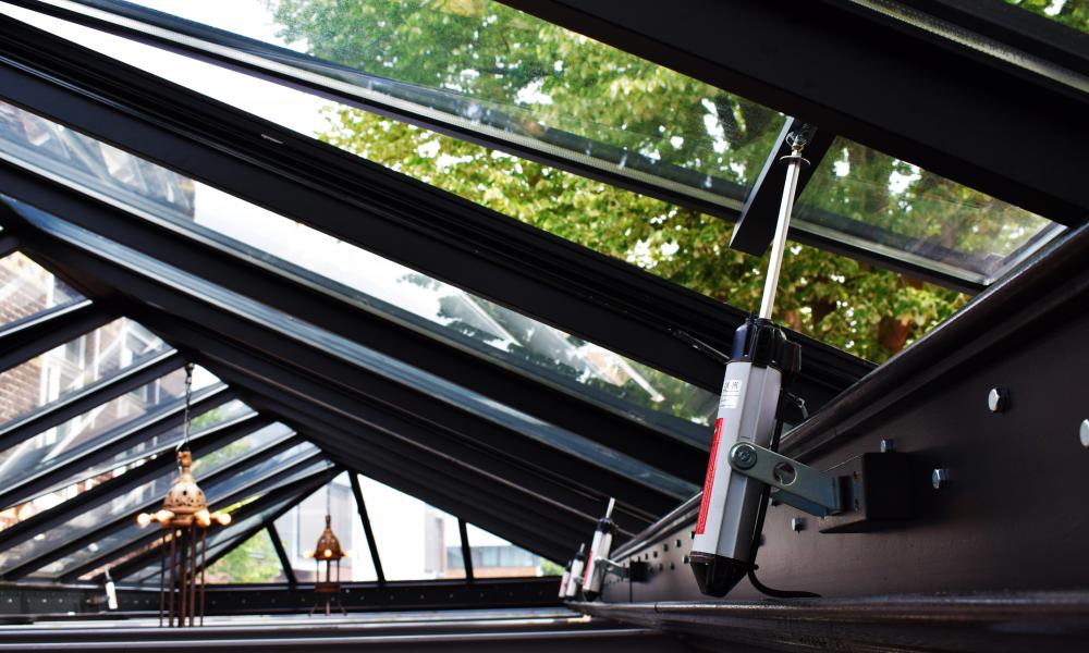 Amerflex, Teleflex, MAX, Spindelopener, MAX spindelopener, Ultraflex, MAX ultraflex, raamopener, raamuitzetter, oplossing dakramen, raambediening Amerflex, raamopener Amerflex